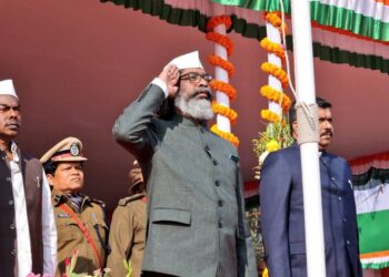 दुमका में मुख्यमंत्री हेमंत सोरेन ने राष्ट्रीय ध्वज फहराया,कई लोगों को सम्मानित किया
