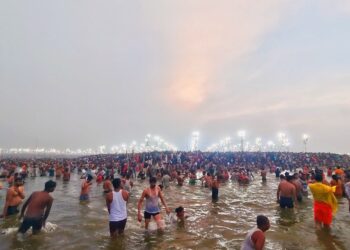 प्रयागराज महाकुंभ के अंतिम स्नान में भीड़, योगी कर रहे मानिटरिंग