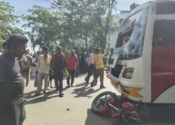 धनबाद में दर्दनाक सड़क हादसा: बारातियों से भरी बस ने तीन सफाईकर्मियों को कुचला, एक की मौत