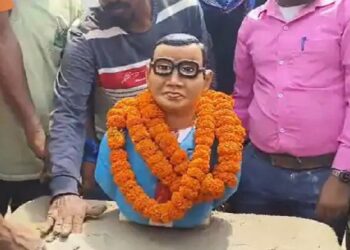 पलामू: अंबेडकर जयंती पर स्थापित डॉ. भीमराव अंबेडकर की प्रतिमा चोरी, आक्रोशित लोगों ने सड़क किया जाम