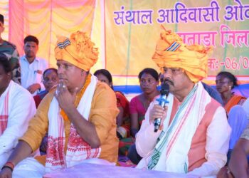 चौपाल की राजनीति : रघुबर दास का यह कार्यक्रम आखिर किस लिए और किनके लिए, जानिए