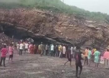 रामगढ़ के करमा प्रोजेक्ट में चाल धंसने से 4 की मौत, हंगामा