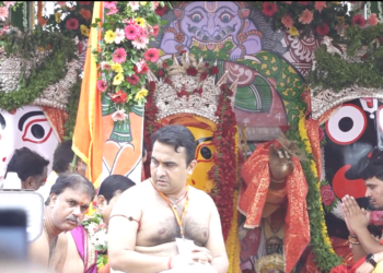 भक्तों के बीच रहकर भगवान जगन्नाथ अपने भाई और बहन के साथ मौसीबाड़ी से लौटे