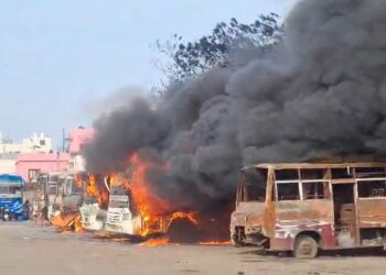 रांची के खादगढ़ा बस स्टैंड में खड़ी बसों में लगी आग। मची अफरातफरी।
