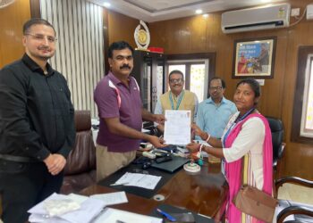 CEO के रवि कुमार ने अपना स्व गणना प्रपत्र अपने आवास पर भरा,BLO को दस्तावेज सौंपा।