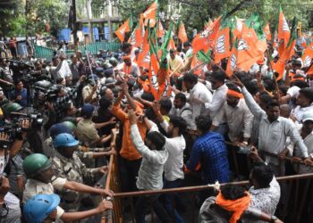 JPSC कार्यालय का घेराव के दौरान टूटी बैरिकेडिंग, गेट तक पहुंचे BJYM कार्यकर्ता।