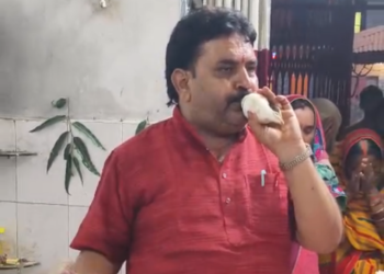 पूजा कराते वक्त पुजारी को पड़ा दिल का दौरा,हो गई मौत।