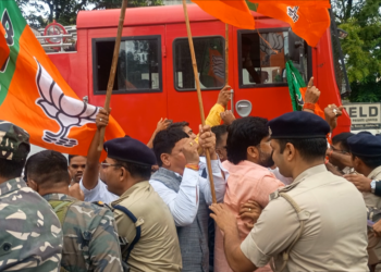 रांची में बड़ा बवाल। रोड़ेबाजी सेके घायल पुलिस ने भी पीटा।