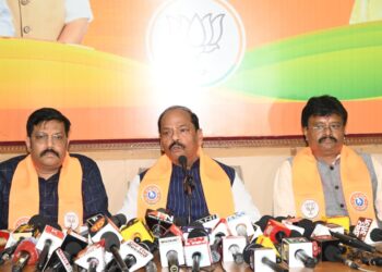 झारखंड में परीक्षा घोटालों पर कांग्रेस की चुप्पी क्यों? रघुवर दास ने उठाए तीखे सवाल, समर्थन वापसी की मांग