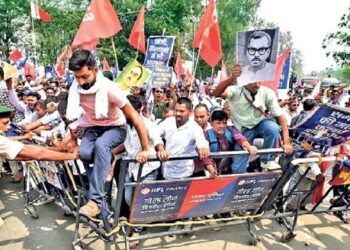 राजभवन मार्च के दौरान पटना में बवाल: छात्रों और पुलिस के बीच टकराव, लाठीचार्ज व आंसू गैस से बिगड़े हालात