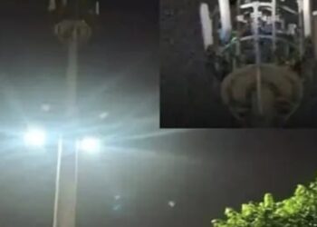 छात्र आंदोलन: रांची में चल रहे आंदोलन में एक युवक पत्नी के लिए चढ़ गया टावर पर।