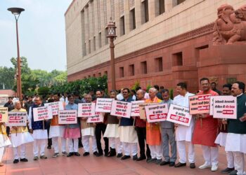 संसद परिसर में मॉनसून सत्र के अंतिम दिन झारखंड के सांसद अन्य लोगों ने हेमंत सोरेन और कांग्रेस के खिलाफ प्रदर्शन।