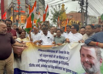 राहुल गांधी पर FIR से कांग्रेसी गुस्से में, भाजपा सरकार के खिलाफ प्रदर्शन।
