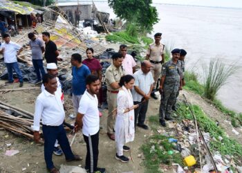 भागलपुर के दियारा क्षेत्र में कटाव का खतरा, जिला प्रशासन ने घर छोड़ने के लिए लोगों को तैयार रहने को कहा।