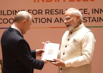 BRICS सम्मेलन में भाग लेने आए रूसी राष्ट्रपति पुतिन को मोदी ने ख़ास पुस्तक भेंट की।