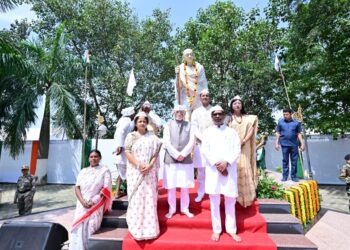 गांधी जयंती पर राज्यपाल और मुख्यमंत्री ने श्रद्धा सुमन अर्पित किए। पूर्व प्रधानमंत्री लाल बहादुर शास्त्री को भी नमन किया।