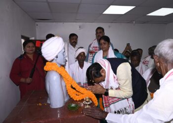 झारखंड में कदम रखते भाजपा के प्रदेश प्रभारी ने भगवान बिरसा मुंडा को नमन किया।
