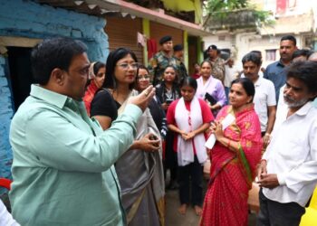 वियतनाम में मृत राजा कुमार वर्मा के परिजनों को हेमंत सरकार ने दिया 5 लाख रुपए।